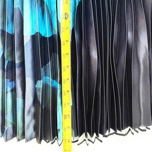 Ted Baker Blue Izmir Pleated Midi Skirt Floral $295 Size 0 XS Satin - Picture 12 of 16